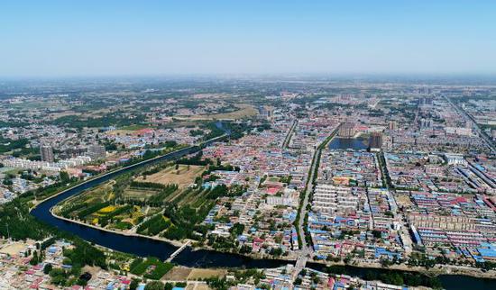 資料圖：鳥瞰雄安新區(qū)雄縣縣城。新華社記者 楊世堯 攝